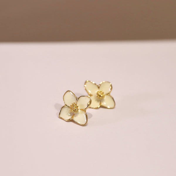 Des pétales délicats pour une touche romantique – Boucles d’oreilles florales pastel