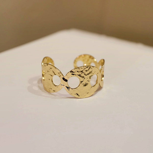 Éclat graphique, élégance affirmée – Bracelet doré ajouré