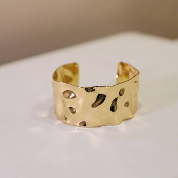 Fluidité moderne, éclat minimaliste – Bracelet martelé effet vague